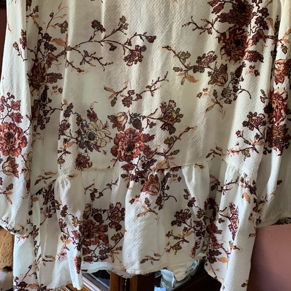 Full🤍Tilt floral rayon blouse with soft floral colors. GUC. No noted flaws. - Picture 7 of 8
